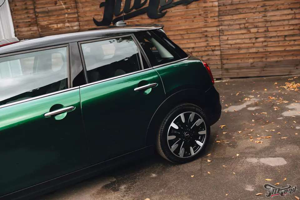 Оклеили Mini Cooper цветным полиуретаном, заменили хромированные детали, окрасили диски и суппорта, выполнили комплекс детейлинг-услуг и техническое обслуживание